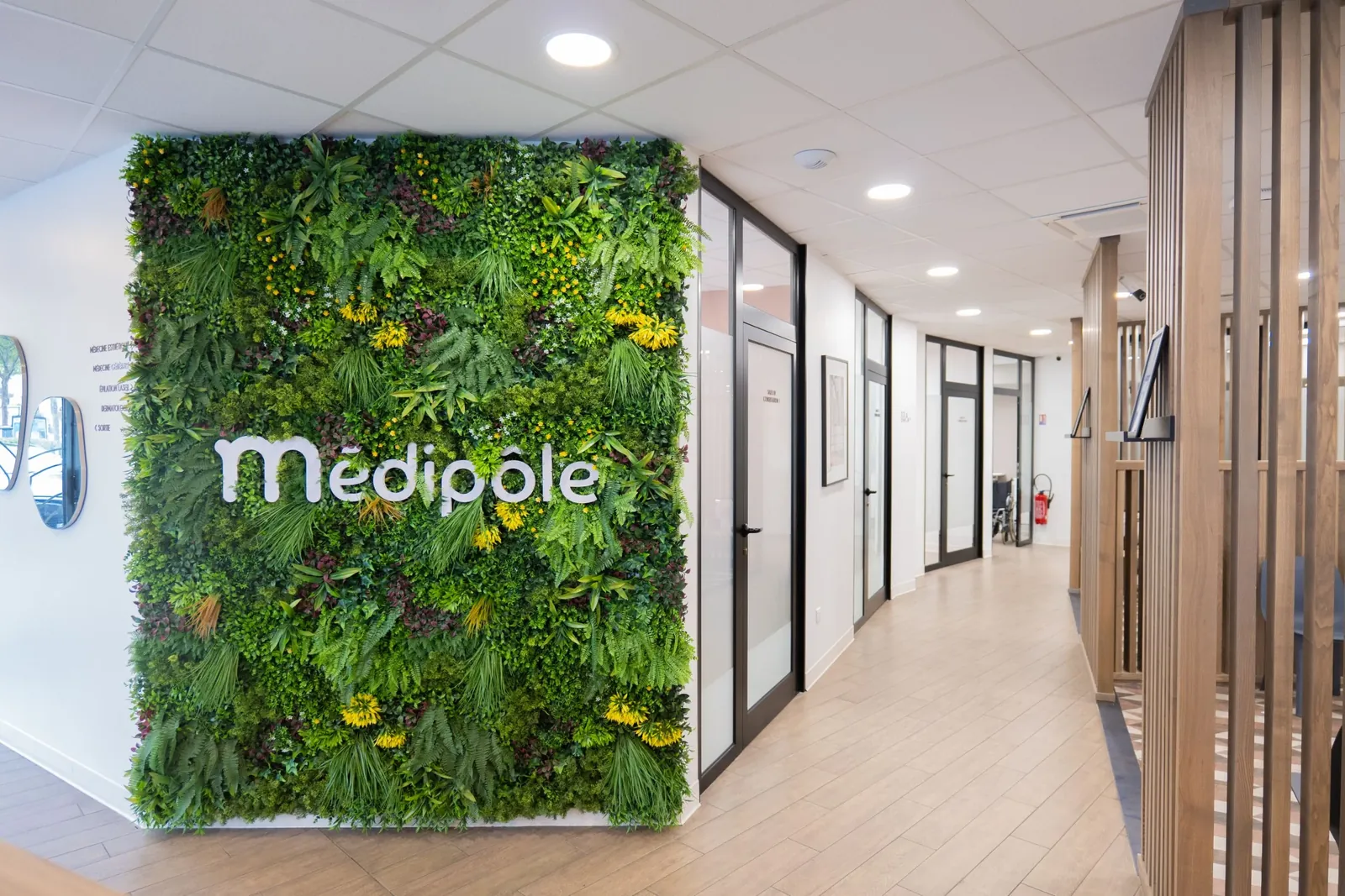 Mur végétal avec le logo Médipôle à l'accueil du centre de Schiltigheim